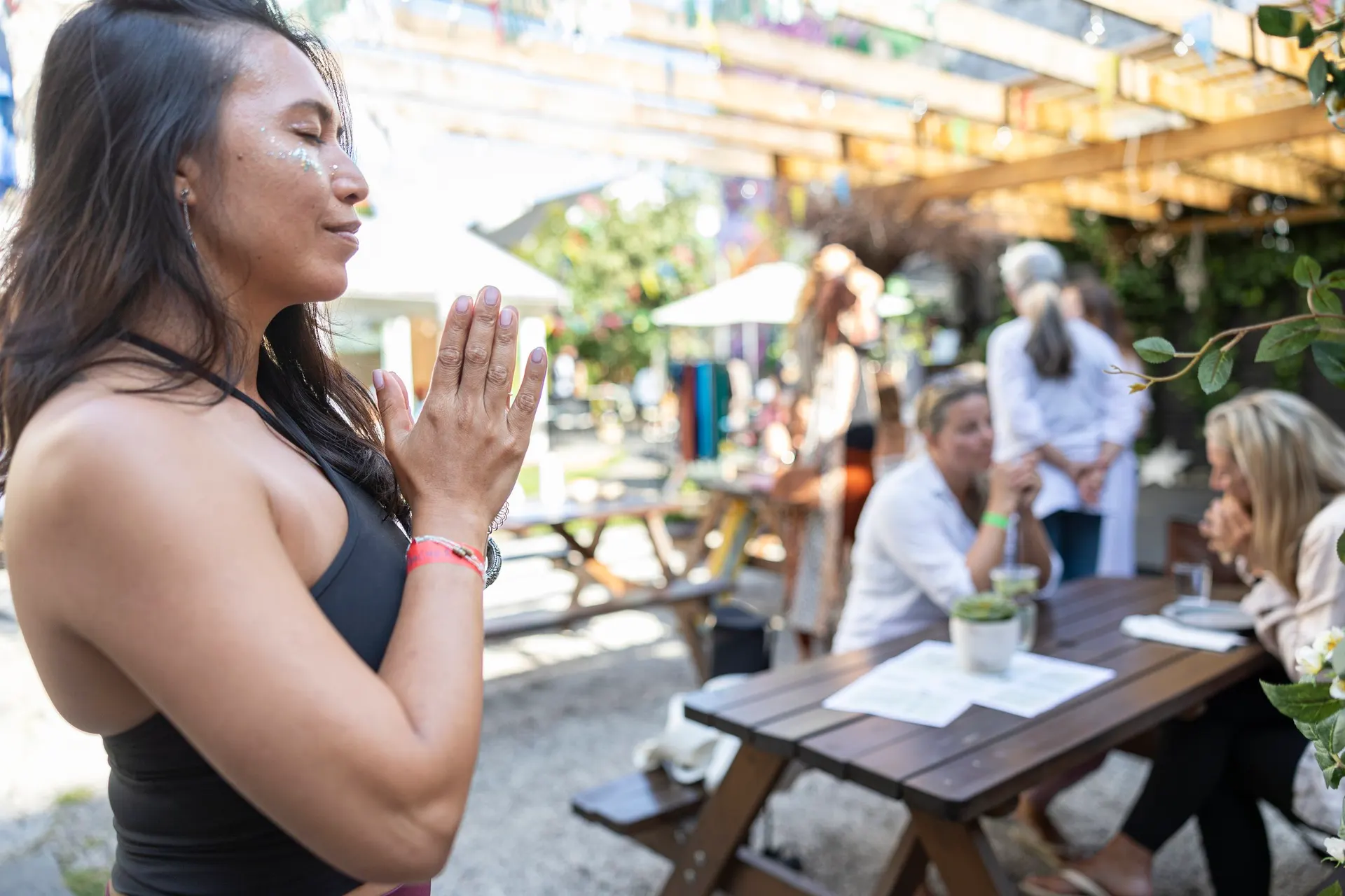 Folk samlet i bakgården under Recharge Yoga Festival