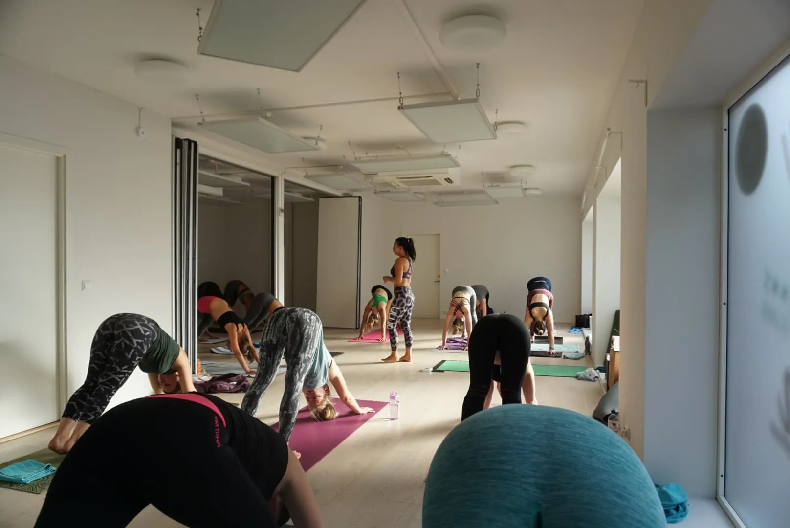 Hot yoga-time i oppvarmet sal
