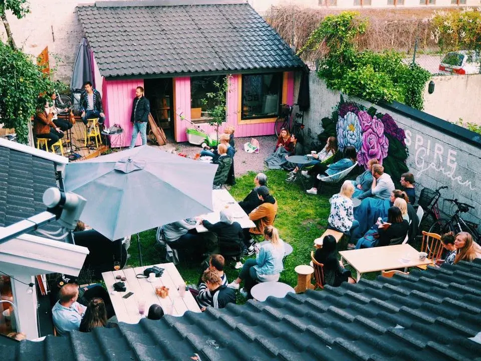 Bakgården i Spiregården full av folk på en solskinnsdag