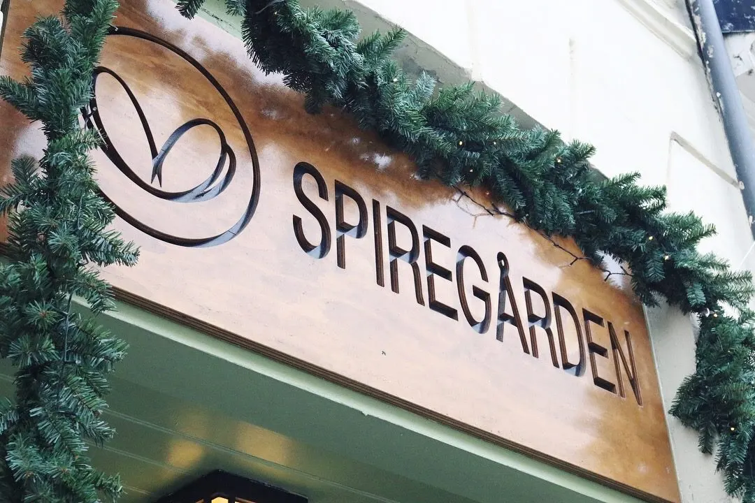 Skiltet til Spiregården der Emijoly holder til
