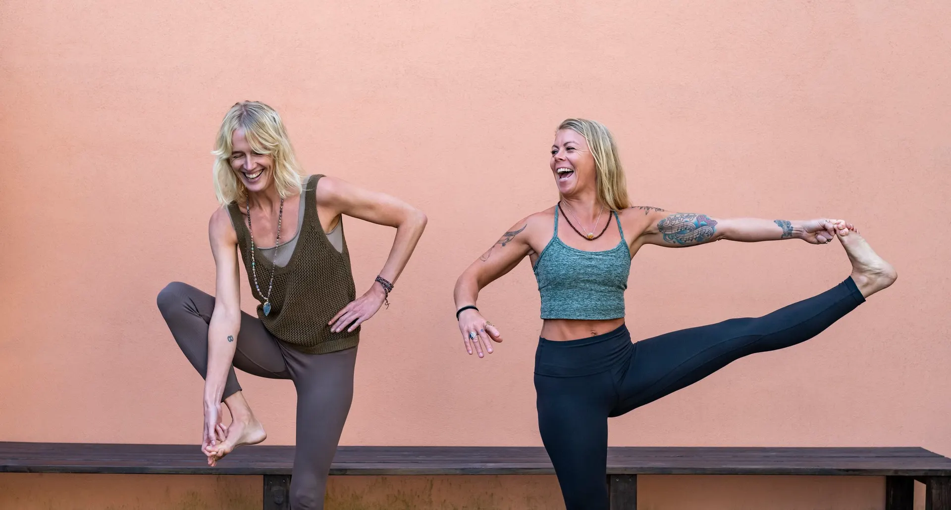 To smilende kvinner trener pilates på matte